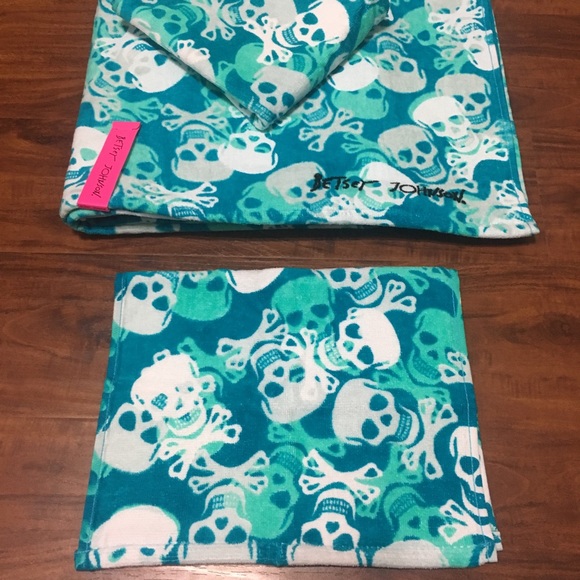 Betsey Johnson Accessories - New Betsey Johnson 3 Piece Towel Set